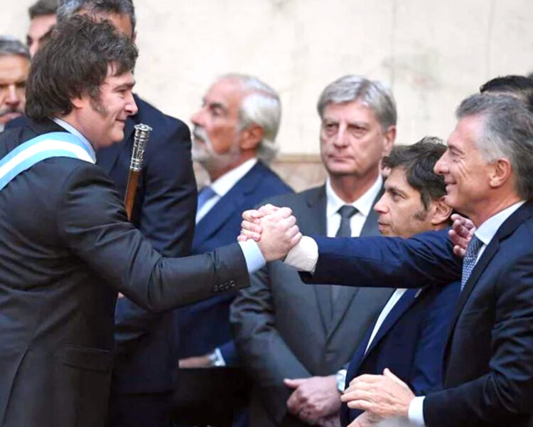Macri saluda al presidente Milei en su acto de asunción, con Kicillof de fondo.