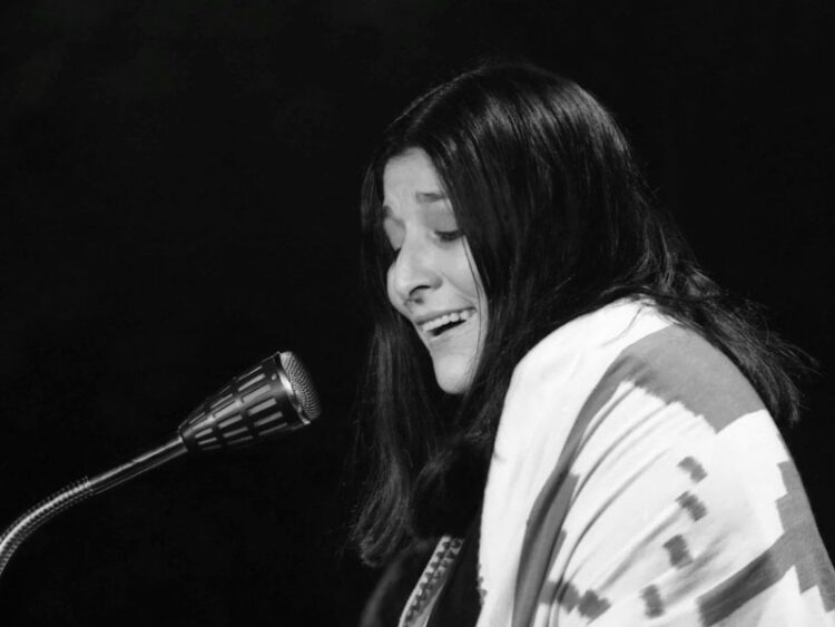 Con la musicalización de Rosario Serafín y la conducción de Camila Argüello junto a Pau Candi, la propuesta combina proyecciones y testimonios para redescubrir a la artista.