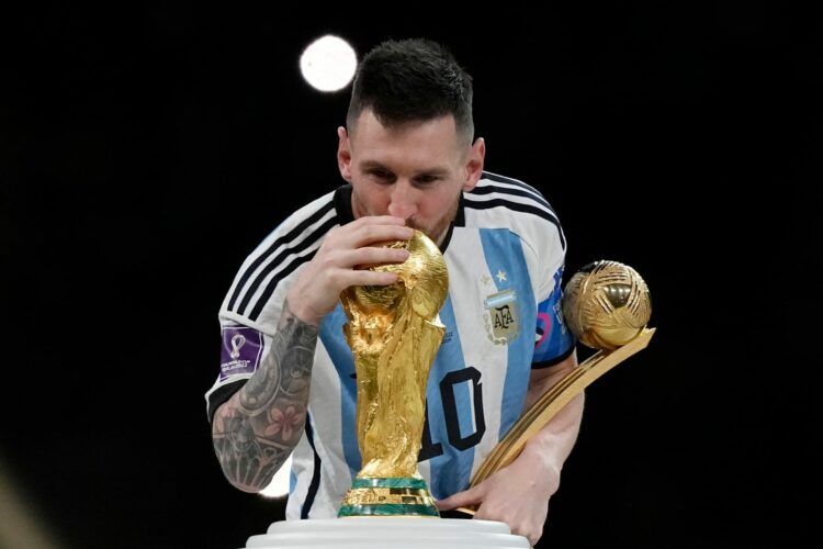 Goleador histórico, máximo asistidor y el jugador con más partidos en el combinado nacional.