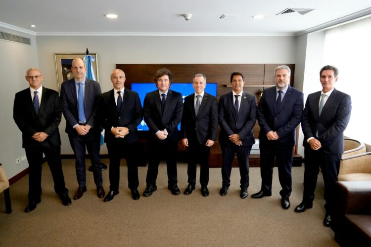 El presidente Javier Milei se reunió con los representantes de las cámaras automotrices argentinas en el Ecuador.