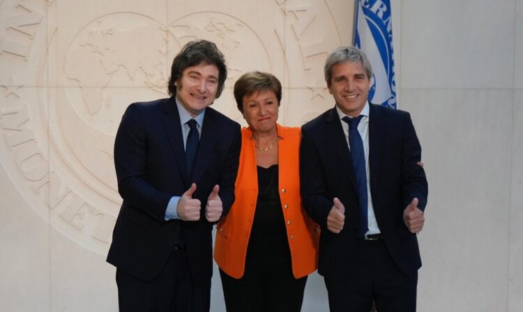 Milei y Caputo junto a la titular del FMI, Kristalina Georgieva.