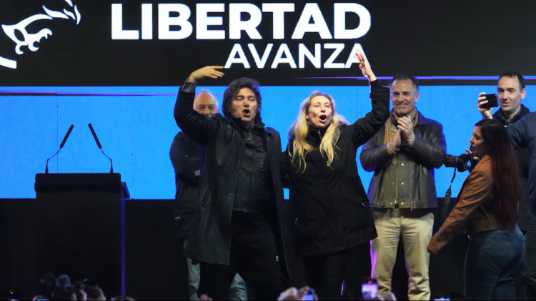 Milei redobla la apuesta por el relato de cara a la campaña El presidente Milei y su hermana Karina en la campaña para las elecciones legislativas de 2025.