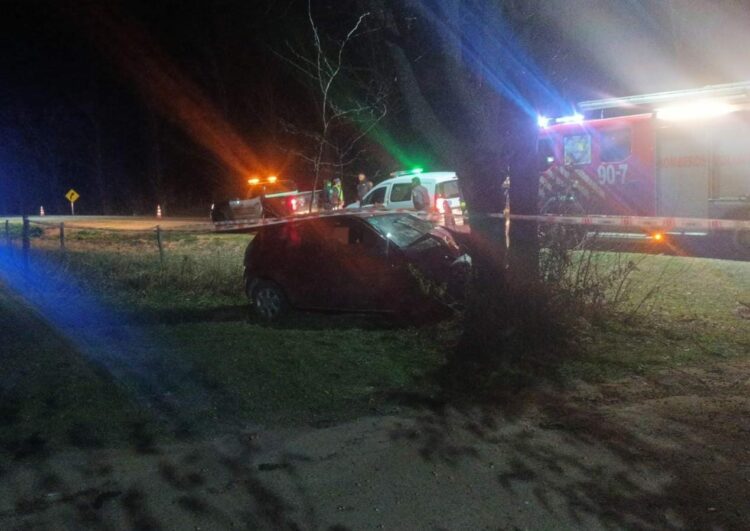 Murió un hombre de 54 años tras chocar contra un árbol en Villa San Isidro Fotografía en relación al accidente de tránsito fatal ocurrido en Villa San Isidro (Dptal. Santa María).