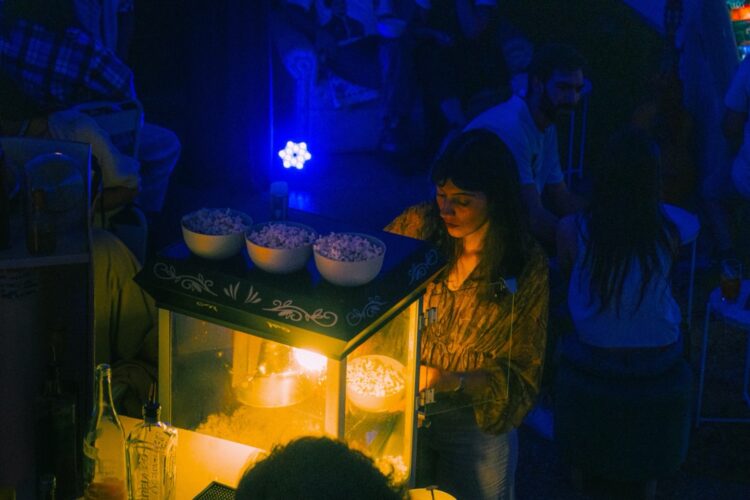Nueve discos cordobeses para escuchar a ciegas Las funciones se realizarán a las 20, 21.15 y 22.30, según el álbum programado. El detalle de cada jornada y sus horarios puede consultarse en la grilla del ciclo. Gentileza: Instagram @astral_casa.