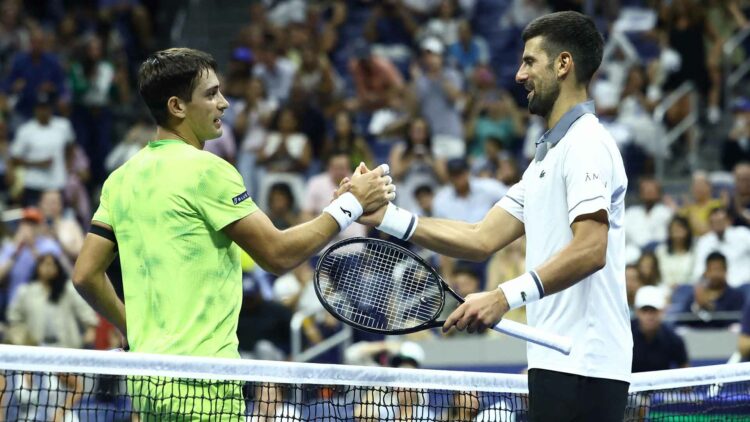 Navone logró la mejor actuación de su carrera y eliminó a Djokovic del US Open Navone saluda a su ídolo, luego de ganarle en cinco sets por la primera ronda del US Open 2026.