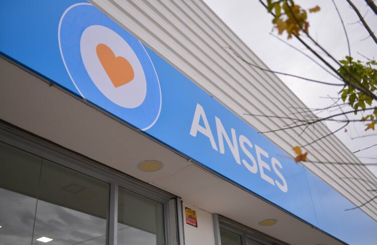 La Pensión de Adulto Mayor aumentará en septiembre La PUAM tendrá un incremento del 2,1% en septiembre y alcanzará los $342.872,98. Si se mantiene el bono de $70.000, los beneficiarios cobrarán un total de $412.872,98.