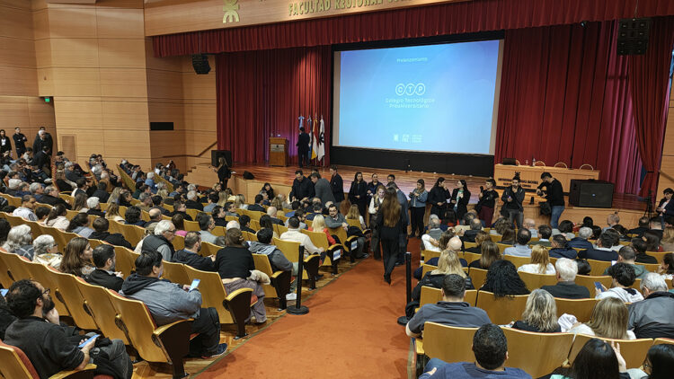 Llaryora: Córdoba no quiere perder su industria y su tecnología La UTN Córdoba presentó el proyecto para su primer colegio preuniversitario técnico.