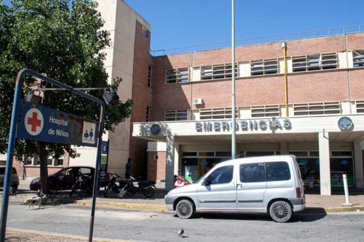 El niño sigue internado en el Hospital de Niños tras sufrir graves heridas en el rostro y el cráneo.