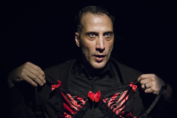 Luciano Cáceres nos habla de “Paraíso” antes de su función en Córdoba Luciano Cáceres protagoniza “Paraíso”, que podrá verse este miércoles a las 20 en el Teatro Real, como parte de la programación abierta al público de Girart. El Mercado se desarrolla del 11 al 14 de agosto.