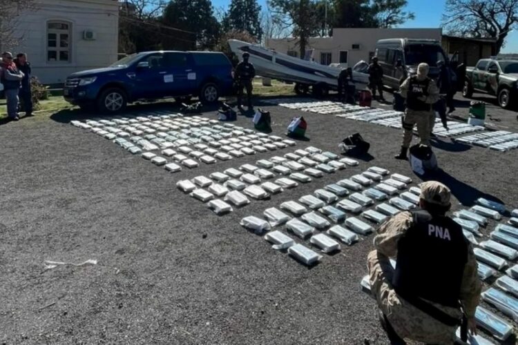 Desbarataron una organización narco que transportaba casi 500 kilos de cocaína Prefectura desbarató una organización transnacional que utilizaba embarcaciones para trasladar cocaína por el río Paraná. Hubo cinco detenidos y se incautaron casi 500 kilos de droga, además de vehículos y otros elementos.