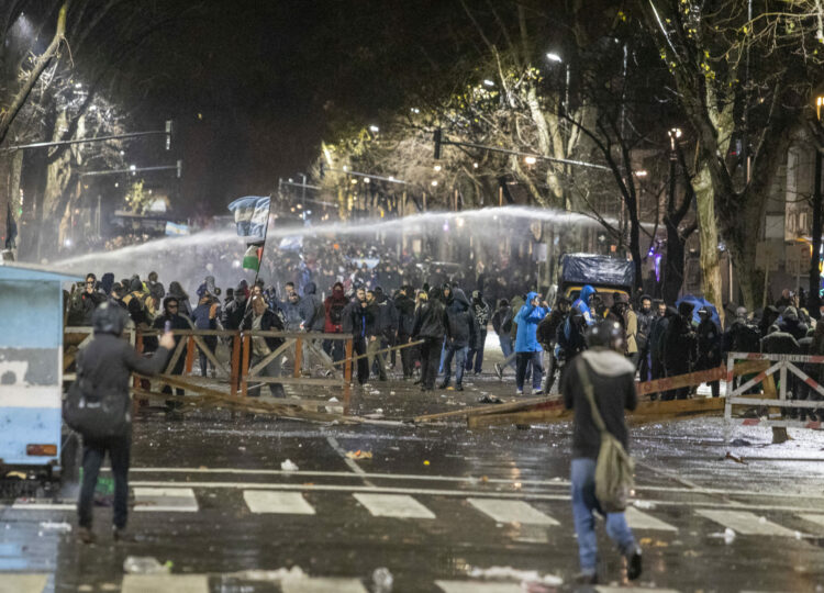 La policía reprimer con camiones hidrantes, balas de goma y gases lacrimógenos.