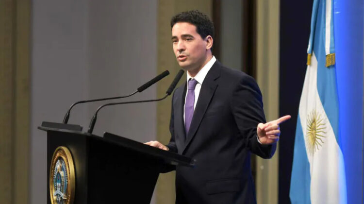 Revelan que el tributo a los combustibles terminó en el Tesoro El vocero presidencial, Adrián Ravier, admitió el traslado de fondos.