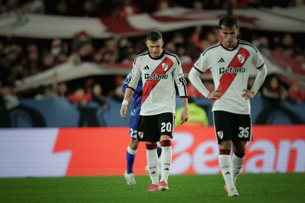 River lo ganaba cómodo, pero un tiro en el pie puso a Vélez en partido y se lo empató 2-2