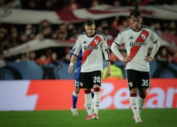 River lo ganaba cómodo, pero un tiro en el pie puso a Vélez en partido y se lo empató 2-2