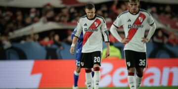 River lo ganaba cómodo, pero un tiro en el pie puso a Vélez en partido y se lo empató 2-2