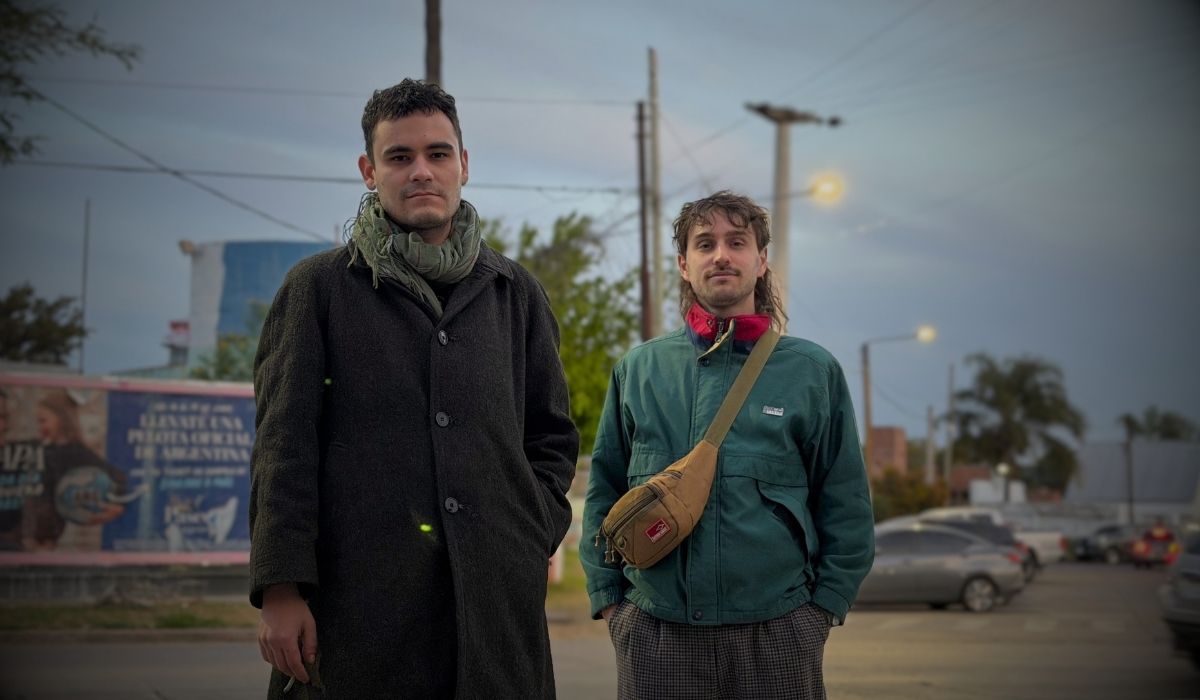 Salas Velatorias: una batalla cultural que se juega en los escenarios Ernesto y Fede, integrantes de Salas Velatorias, durante la entrevista en la redacción de Hoy Día Córdoba. Foto: Fátima Vanessa Giménez.