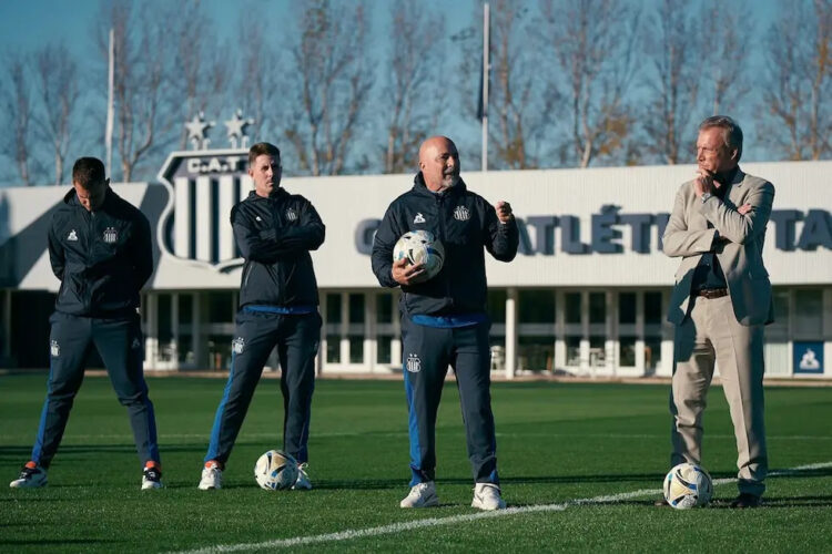 Sampaoli resiste en el cargo y estará en el banco frente a Rosario Central Jorge Sampaoli llegó a la "T" a principios de junio.