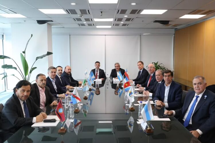 Santilli encabezó el último encuentro con los gobernadores del Norte Grande.