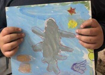 Convocan a familias de todo el país para adoptar a Santino, un niño de 10 años Santino muestra su dibujo en la fotografía de esta nota.