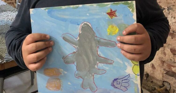 Santino muestra su dibujo en la fotografía de esta nota.