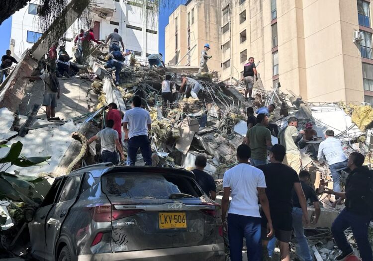 Un fuerte terremoto de 7,4 sacudió a Colombia y dejó al menos 111 muertos Los rescatistas trabajan para salvar a personas atrapadas entre los escombros.