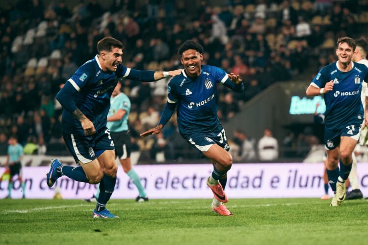 El brasileño Rick Lima, la figura del partido, corre a celebrar el segundo gol de su cuenta personal.