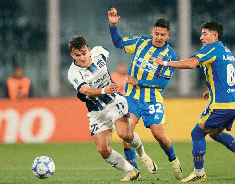 Valentín Depietri aguanta la marca de Emanuel Coronel y Alan Rodríguez.