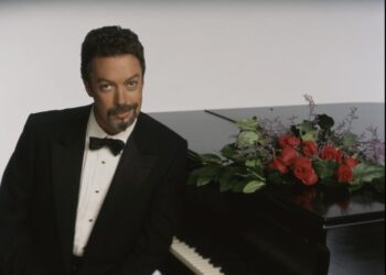 Murió Tim Curry, protagonista del clásico de culto “Rocky Horror”