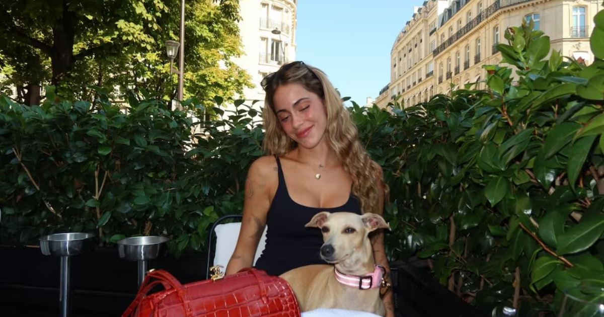 Tini junto a su perra Fifi en París. Foto: redes sociales.