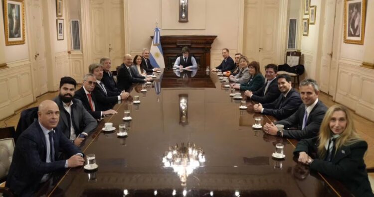 Tras 24 días fuera de la Rosada, Milei reunió a sus ministros con el Congreso en la mira Milei