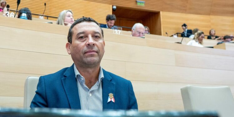 Tras pedir licencia, el legislador "Cañito" Flores renunció a su banca provincial Cañito Flores