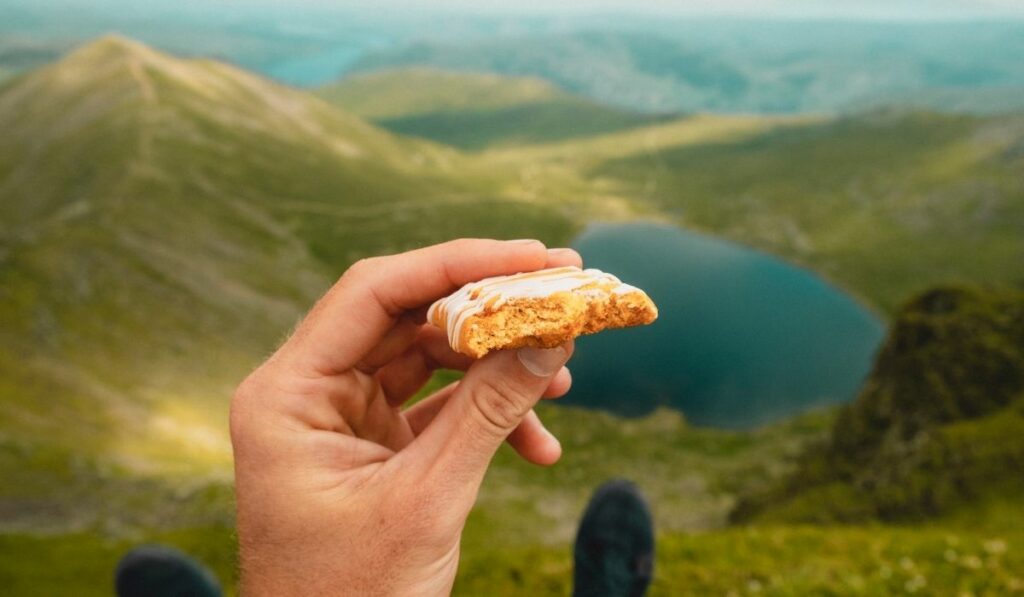 Trekking: qué comer y beber para tener energía durante la caminata Snack de marcha: frutos secos, frutas, barras de cereal o huevo duro son opciones prácticas para recuperar energía durante el recorrido.