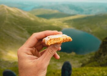 Snack de marcha: frutos secos, frutas, barras de cereal o huevo duro son opciones prácticas para recuperar energía durante el recorrido.