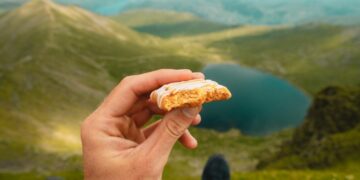Snack de marcha: frutos secos, frutas, barras de cereal o huevo duro son opciones prácticas para recuperar energía durante el recorrido.