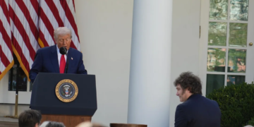Trump abrió una cuota extra para importar carne vacuna, pero excluyó a la Argentina Milei y Trump en la Casa Blanca.