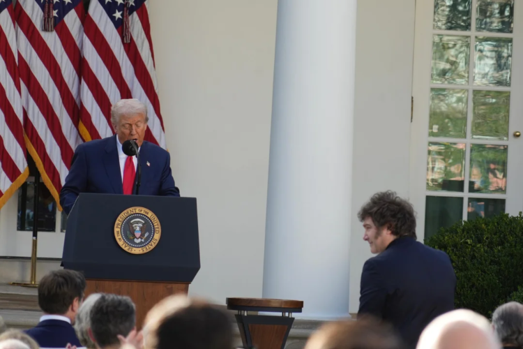 Trump abrió una cuota extra para importar carne vacuna, pero excluyó a la Argentina Milei y Trump en la Casa Blanca.