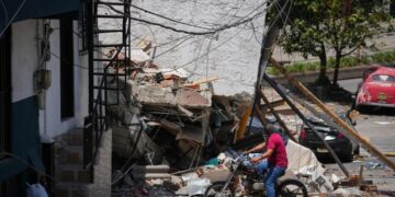 Terremoto en Colombia: asciende a 312 la cifra de víctimas fatales Un hombre observa los escombros de un edificio colapsado en Pereira, Colombia.