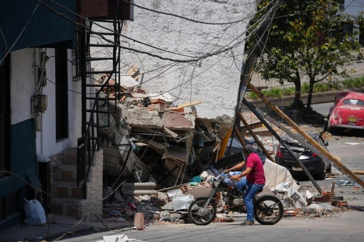 Terremoto en Colombia: asciende a 312 la cifra de víctimas fatales Un hombre observa los escombros de un edificio colapsado en Pereira, Colombia.