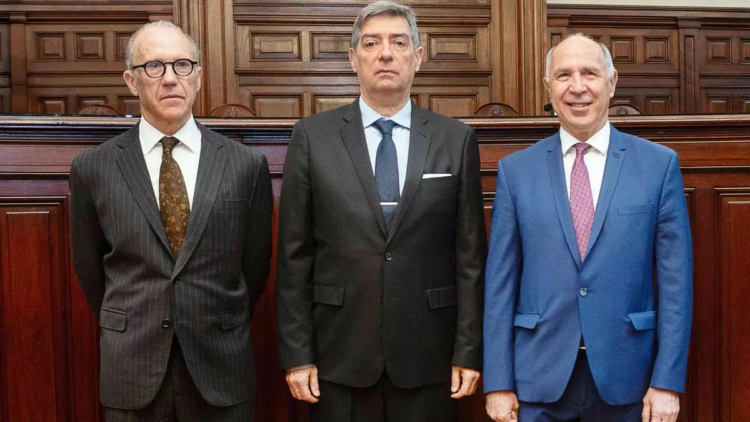 Una medida de la Corte Suprema podría beneficiar a los represores Los jueces Carlos Rosenkrantz, Horacio Rosatti y Ricardo Lorenzetti firmaron la medida.