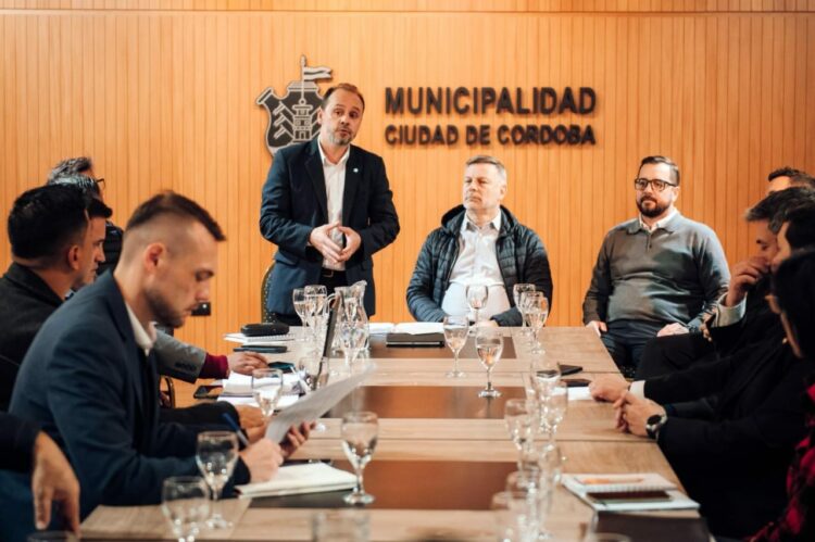 Participaron de la reunión funcionarios municipales y provinciales.