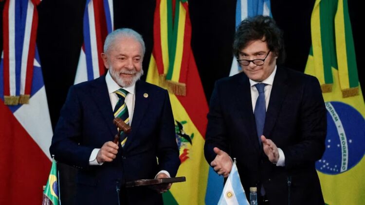 Uruguay descarta mediar en la crisis entre Argentina y Brasil Lula da Silva y Javier Milei durante la cumbre del Mercosur de 2025 en Buenos Aires.