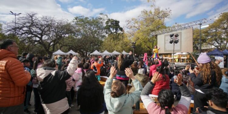 La Cumbre Barrial recolectó una cifra récord de residuos en la Plaza Jerónimo del Barco Vecinos de todas las edades pudieron disfrutar de talleres gratuitos de juguetes con material reciclado, de Bicicletería y de Electricidad Básicos.