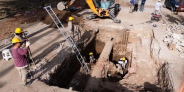 Avanza la obra para mejorar los sistemas de agua y saneamiento La obra de refuncionalización de los sistemas de agua potable y saneamiento en Cruz del Eje supera el 21% de ejecución e incluye mejoras en la planta depuradora, la planta potabilizadora y la red cloacal.