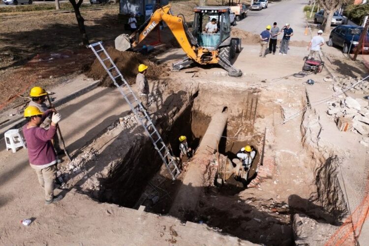 Avanza la obra para mejorar los sistemas de agua y saneamiento La obra de refuncionalización de los sistemas de agua potable y saneamiento en Cruz del Eje supera el 21% de ejecución e incluye mejoras en la planta depuradora, la planta potabilizadora y la red cloacal.