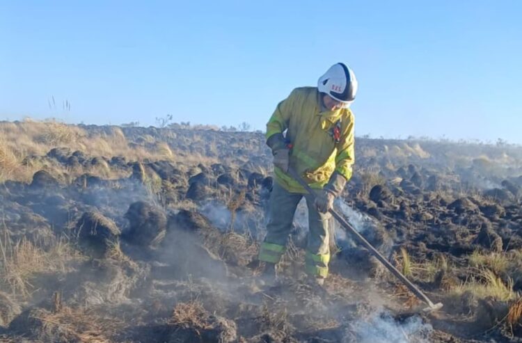 El incendio de Traslasierra fue declarado extinguido, mientras que el foco de Cortaderas permanece bajo guardia de cenizas tras un reinicio que fue controlado por los bomberos. Las autoridades mantienen el alerta por el riesgo de incendios forestales.