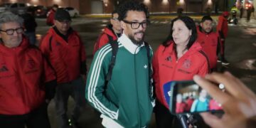 Vozinha ya está en Chile: fue recibido por una multitud y se suma a Colo-Colo