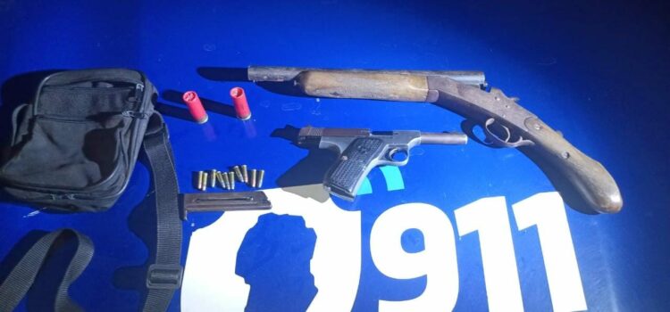 Tras una discusión en un bar de barrio Coronel Olmedo, un hombre fue detenido por presuntas amenazas. La Policía le secuestró una escopeta, una pistola, municiones y una camioneta.