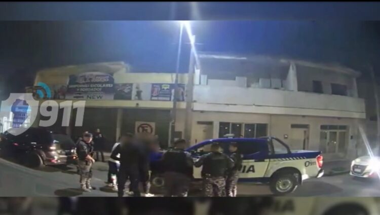 Recuperan una motocicleta robada y detienen a cuatro personas Un operativo policial con apoyo de las cámaras de videovigilancia permitió recuperar una motocicleta robada en barrio Colón y detener a cuatro sospechosos, entre ellos dos menores de edad.
