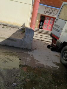 Cloacas en el ingreso de una escuela ponen en riesgo la salud de los estudiantes