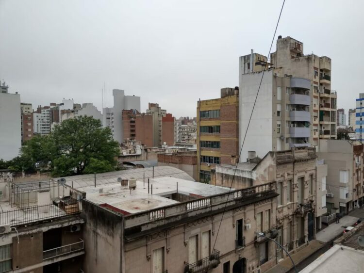 Martes frío y con cielo parcialmente nublado en Córdoba Jornada fría en Córdoba, con cielo parcialmente nublado y temperaturas que oscilarán entre los 5°C y los 12°C. El viento soplará del sector este durante todo el día.